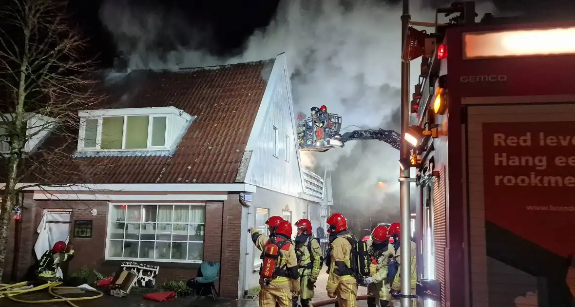 Drie personen uit brandende woning gered - Foto 8