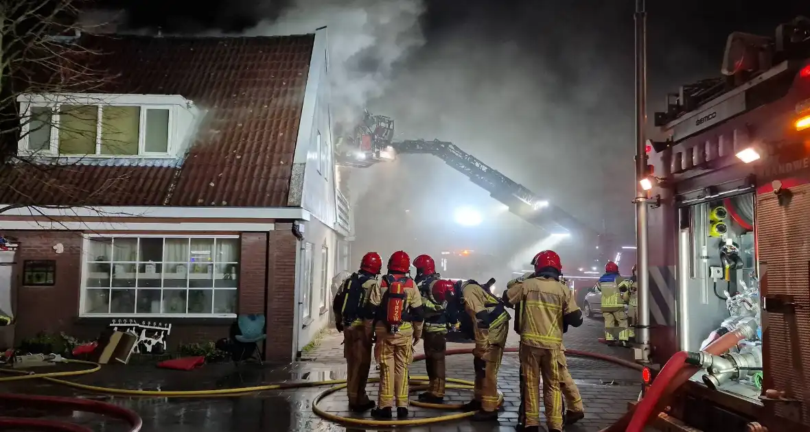 Drie personen uit brandende woning gered - Foto 9