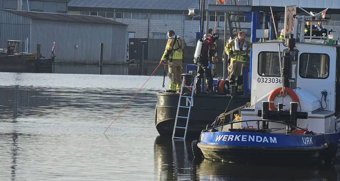 Brandweerduikers halen persoon uit water