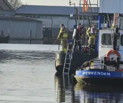 Brandweerduikers halen persoon uit water