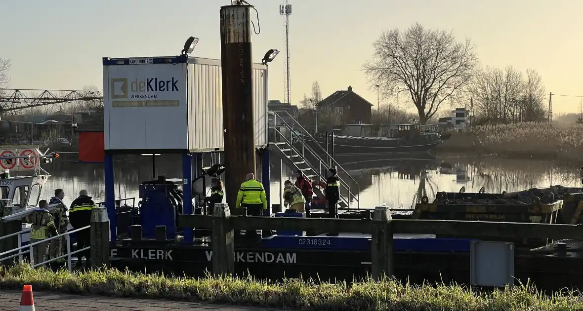 Brandweerduikers halen persoon uit water - Foto 2