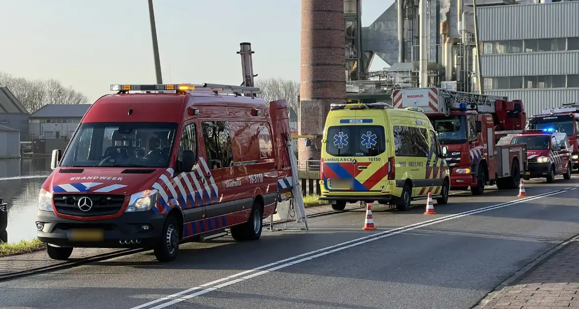 Brandweerduikers halen persoon uit water - Foto 4