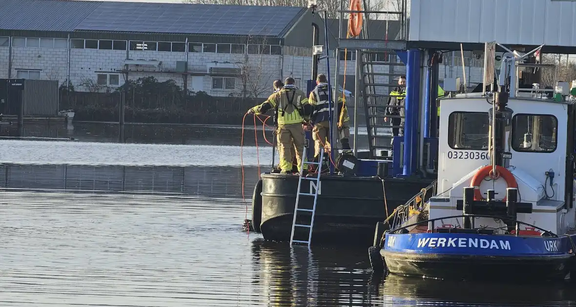 Brandweerduikers halen persoon uit water - Foto 5