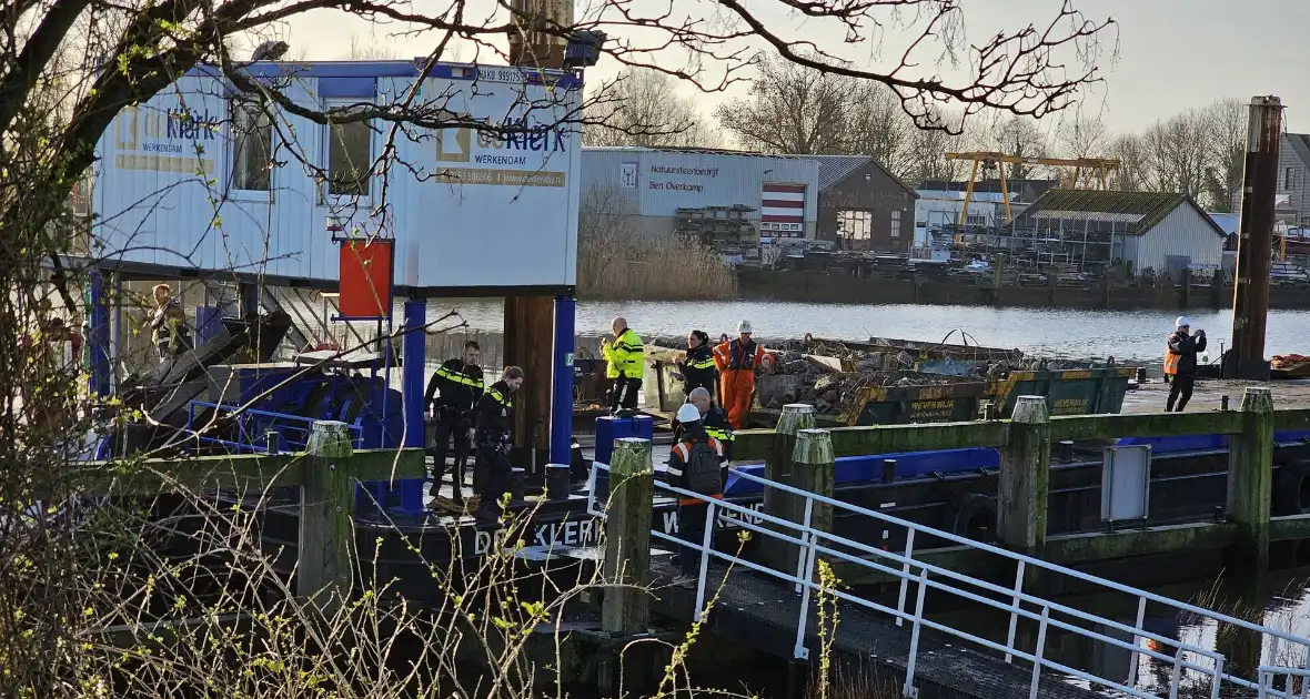 Brandweerduikers halen persoon uit water - Foto 7