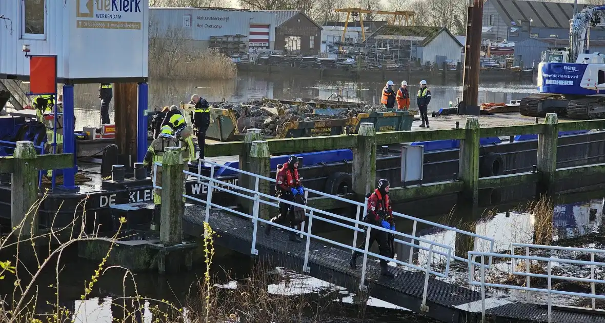 Brandweerduikers halen persoon uit water - Foto 8