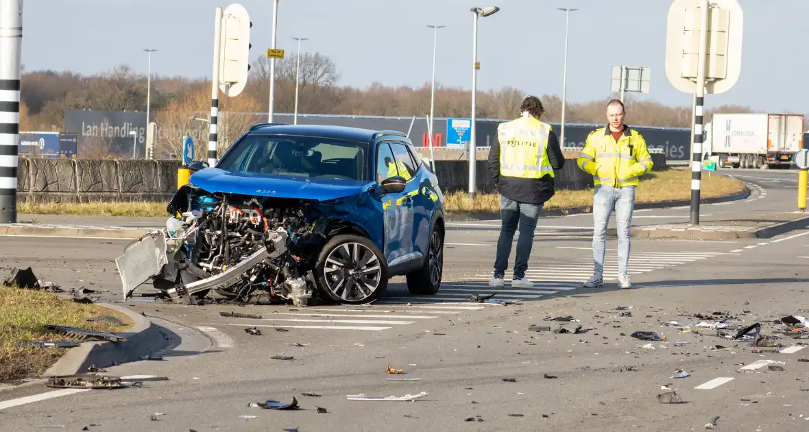 Opvallende politie auto en personenauto botsen