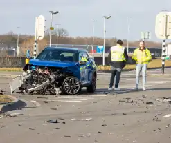 Opvallende politie auto en personenauto botsen