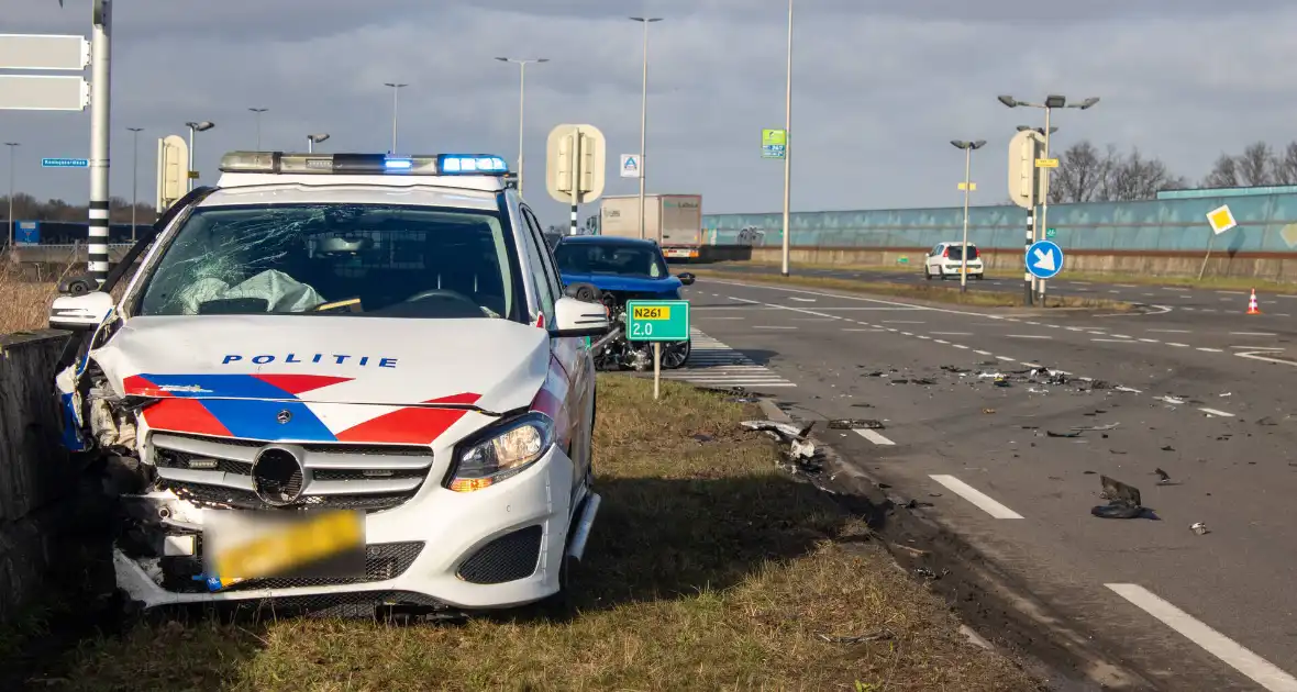 Opvallende politie auto en personenauto botsen - Foto 1