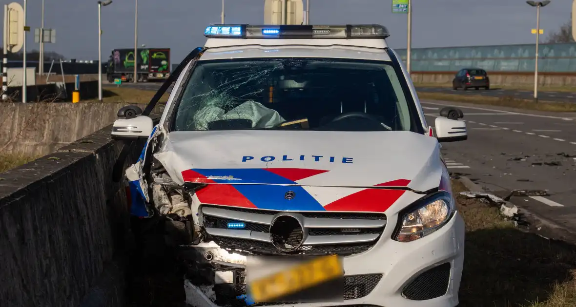 Opvallende politie auto en personenauto botsen - Foto 2