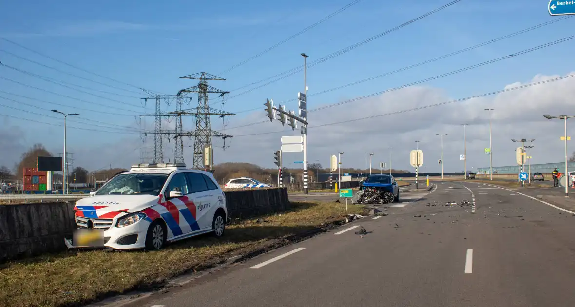 Opvallende politie auto en personenauto botsen - Foto 3