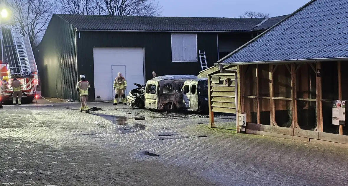 Meerdere voertuigen door verwoest - Foto 1