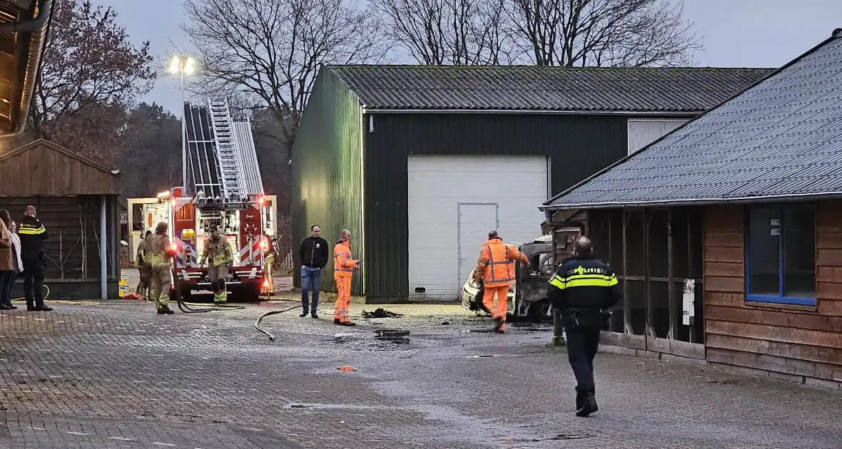 Meerdere voertuigen door verwoest - Foto 6