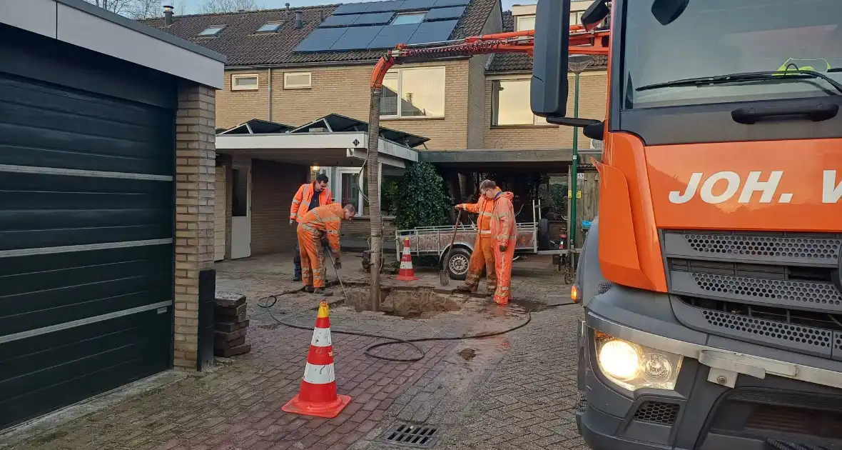 Flink gat in de weg na waterleidingbreuk