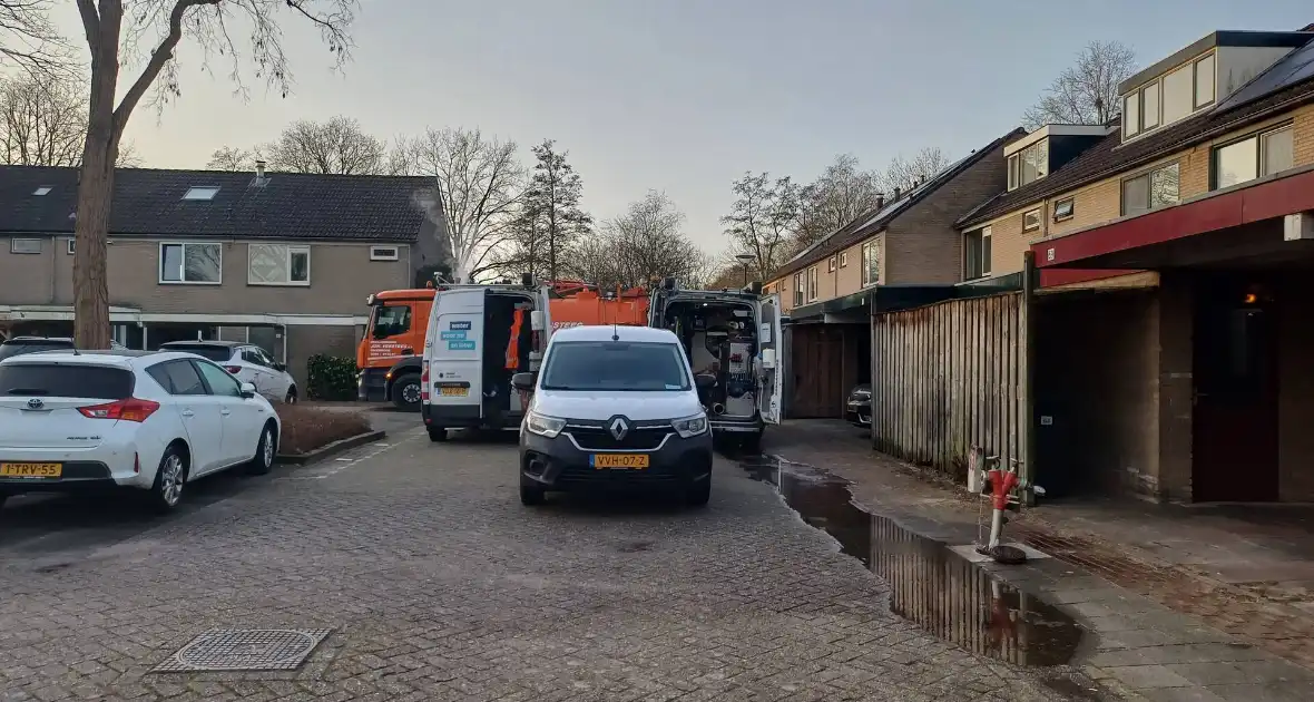 Flink gat in de weg na waterleidingbreuk - Foto 1