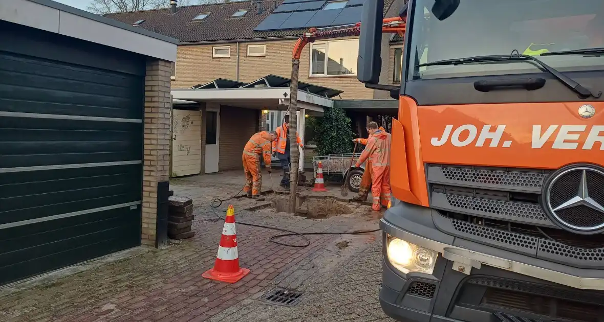 Flink gat in de weg na waterleidingbreuk - Foto 3