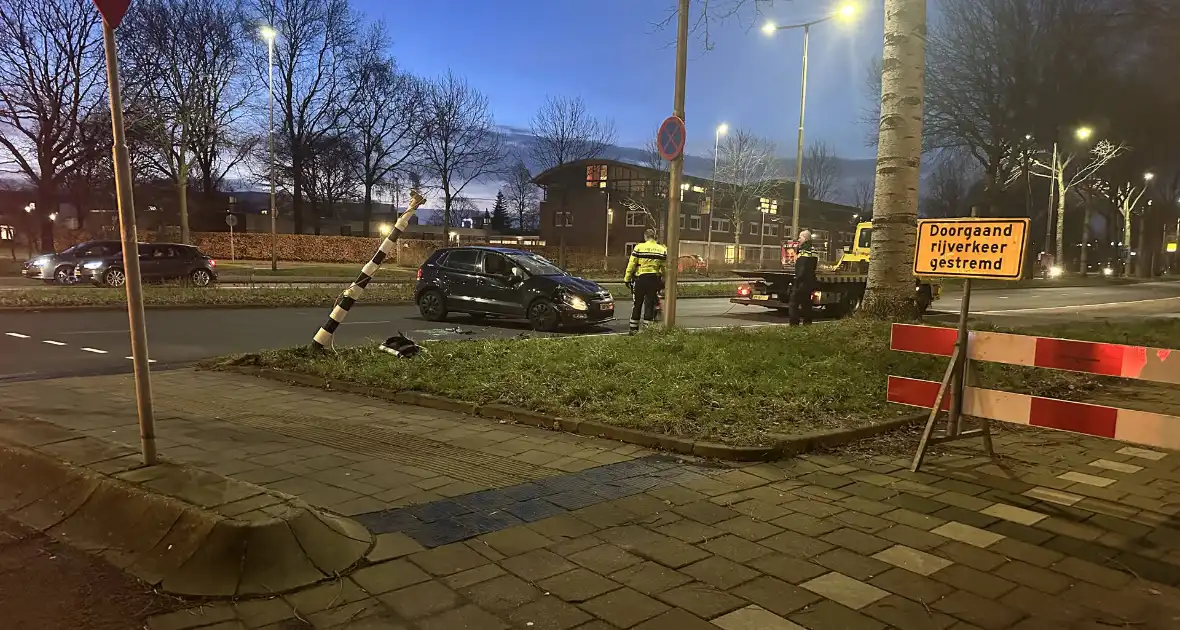 Auto knalt op verkeerslichten en slaat over de kop - Foto 1