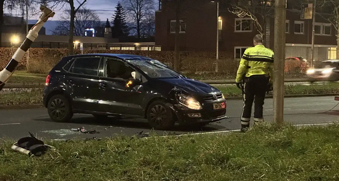 Auto knalt op verkeerslichten en slaat over de kop - Foto 2