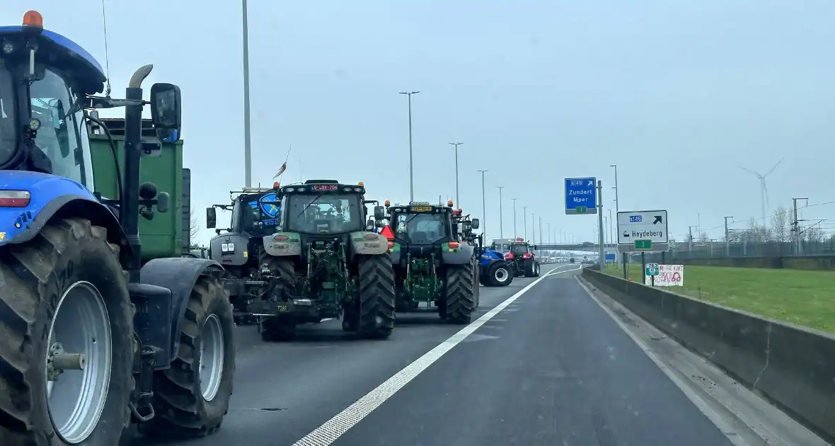 Lange file door boerenprotest in België