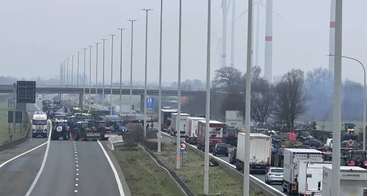 Lange file door boerenprotest in België - Foto 1