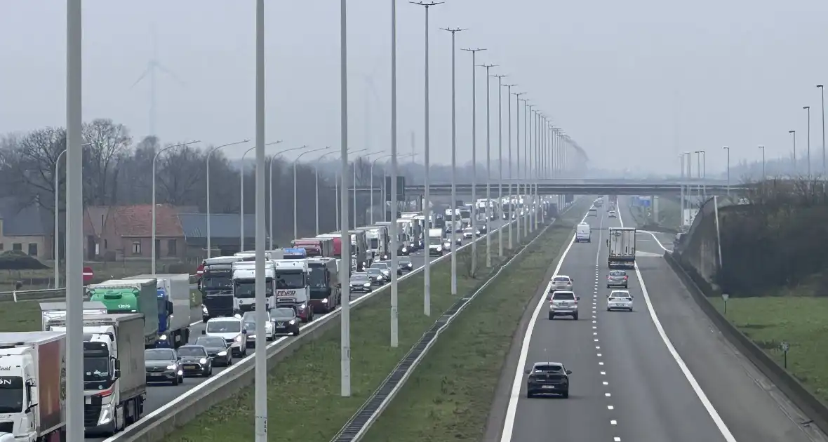 Lange file door boerenprotest in België - Foto 2