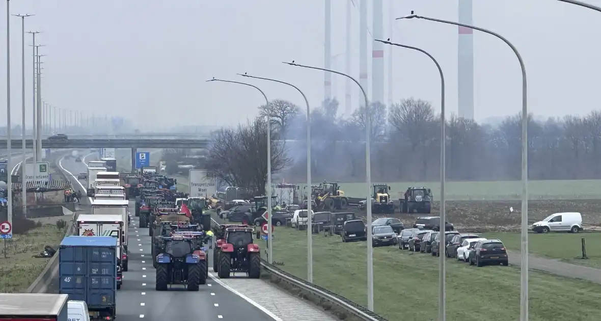 Lange file door boerenprotest in België - Foto 3