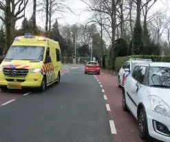 Fietser gaat onderuit na botsing met autospiegel