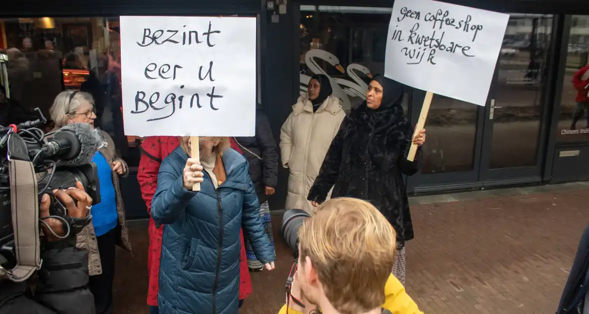 Demonstratie tegen komst coffeeshop - Foto 1