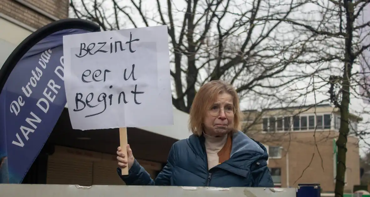 Demonstratie tegen komst coffeeshop - Foto 11