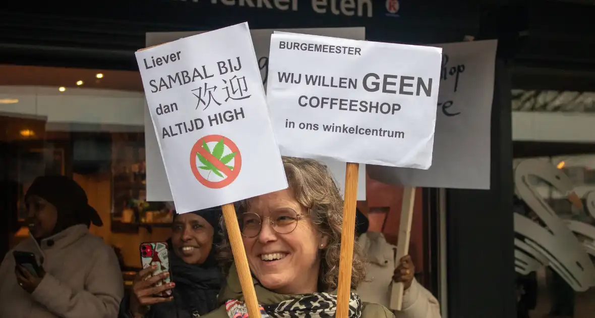 Demonstratie tegen komst coffeeshop - Foto 13