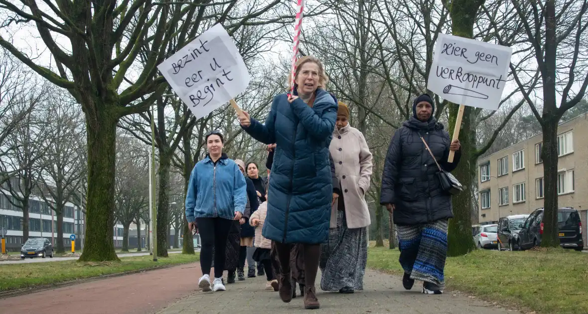 Demonstratie tegen komst coffeeshop - Foto 15