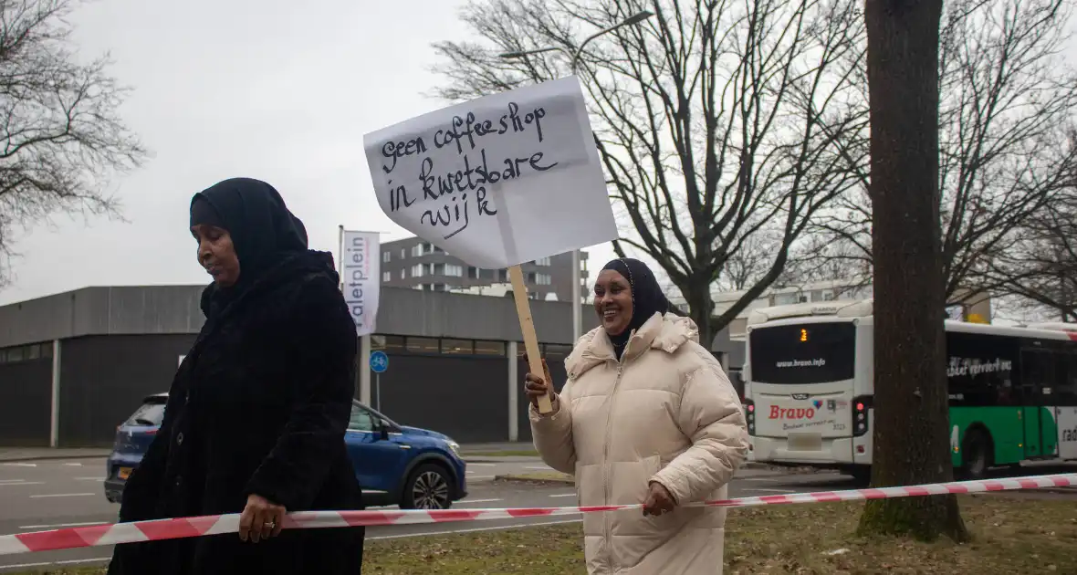 Demonstratie tegen komst coffeeshop - Foto 17