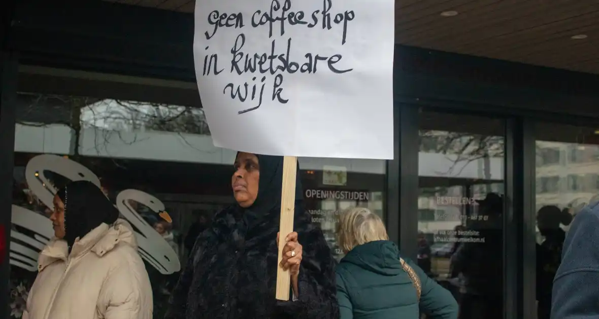 Demonstratie tegen komst coffeeshop - Foto 2