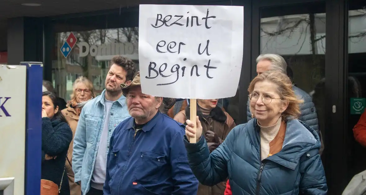 Demonstratie tegen komst coffeeshop - Foto 9