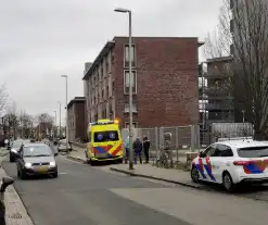 Fietser gewond bij botsing met personenauto tijdens inhaalactie