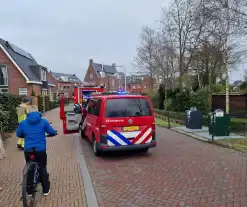 Brandweerlieden doen onderzoek naar gaslucht