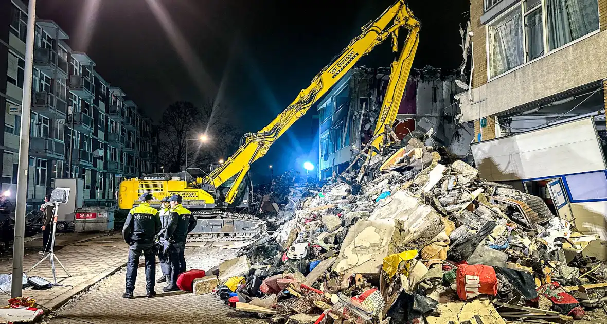 Eerste bloemen neergelegd bij rampplek - Foto 3