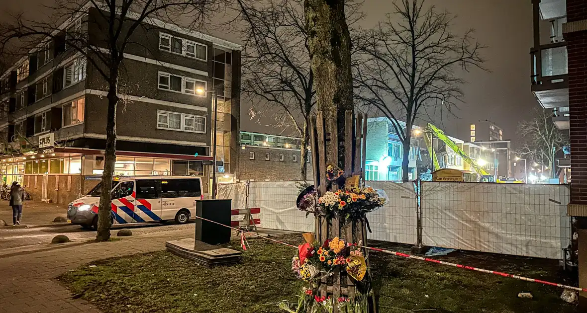 Eerste bloemen neergelegd bij rampplek - Foto 7