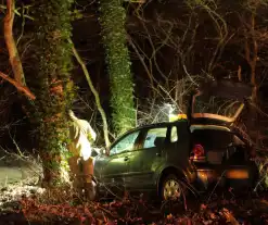 Auto vliegt uit de bocht