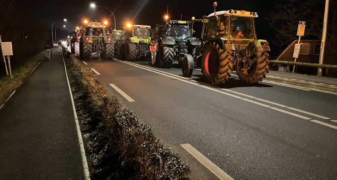 Boeren tegengehouden bij oprit snelweg tijdens protest - Foto 4
