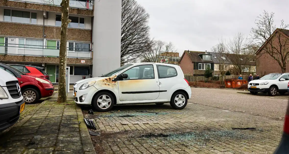 Geparkeerde auto loopt flinke schade door brand