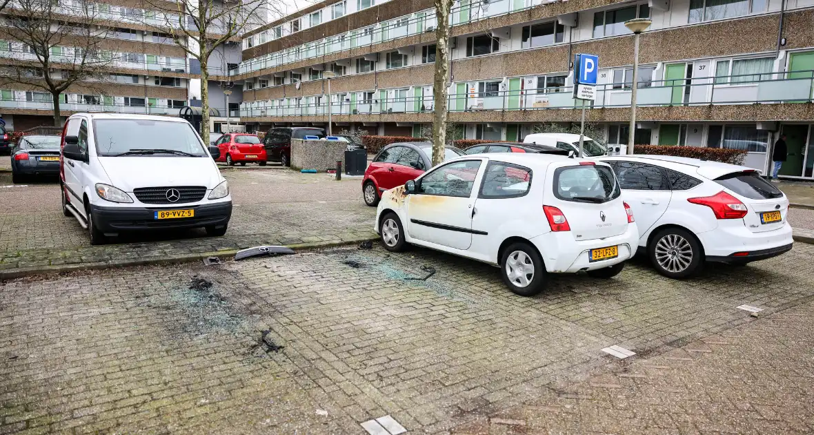 Geparkeerde auto loopt flinke schade door brand - Foto 1