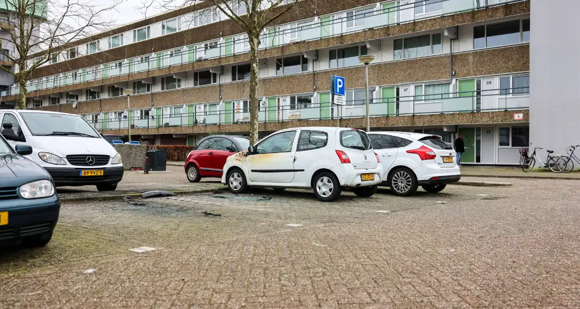 Geparkeerde auto loopt flinke schade door brand - Foto 4