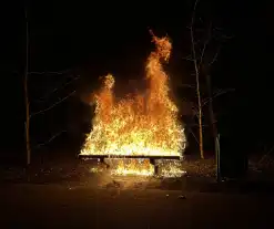 Bank staat volledig in brand