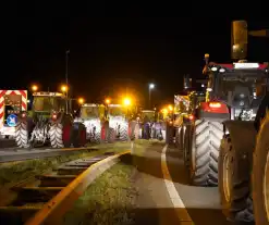 Afsluitdijk grotendeels geblokkeerd door boeren