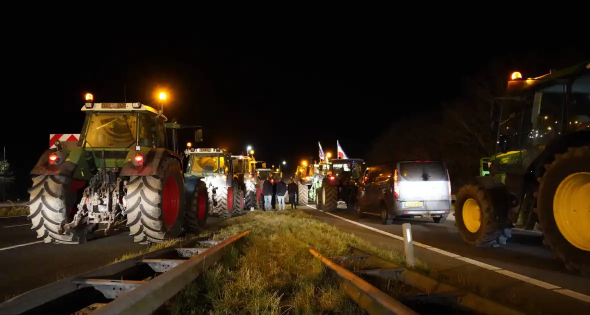 Afsluitdijk grotendeels geblokkeerd door boeren - Foto 5