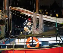 Brand in schip snel onder controle, omstander bekeurd voor hinderen brandweer