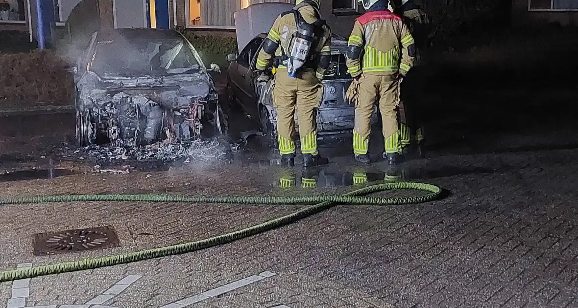 Teee personenwagens door brand verwoest - Foto 4