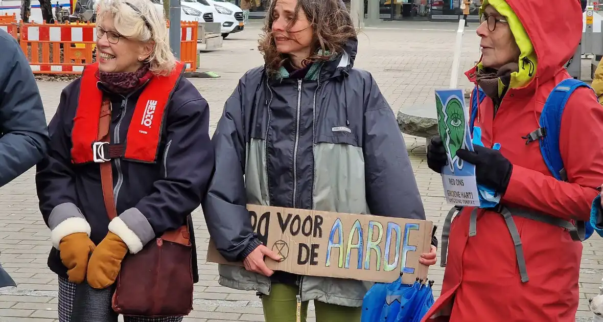 Extinction Rebellion demonstreerd bij gemeentehuis