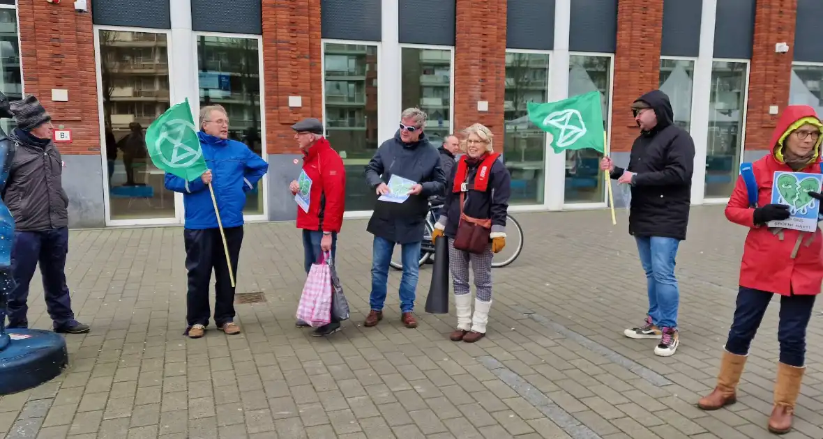 Extinction Rebellion demonstreerd bij gemeentehuis - Foto 1