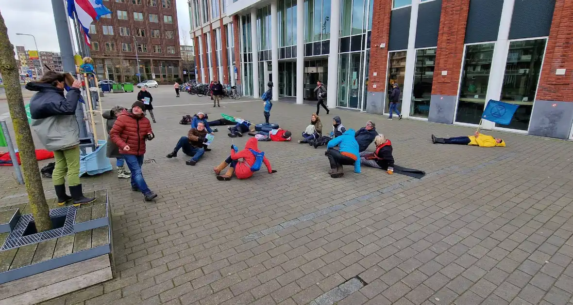 Extinction Rebellion demonstreerd bij gemeentehuis - Foto 11